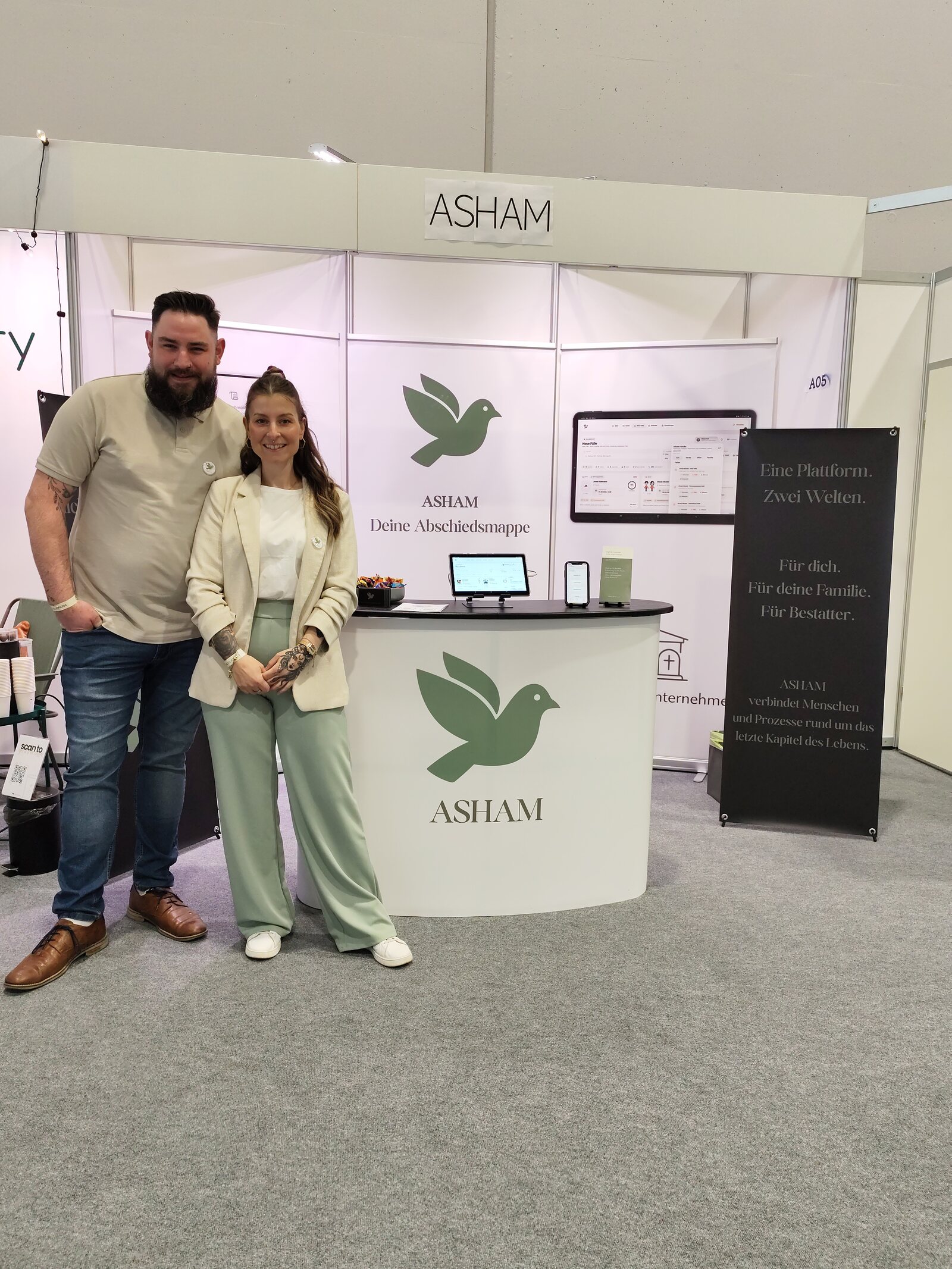 Sabine und Jonas Katemann am ASHAM Messestand auf der LEBEN UND TOD 2026 in Bremen